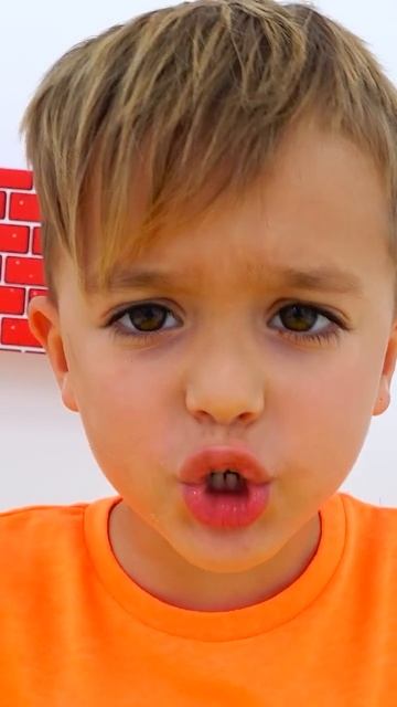 Ники и мама притворяются, что играют, продавая мороженое