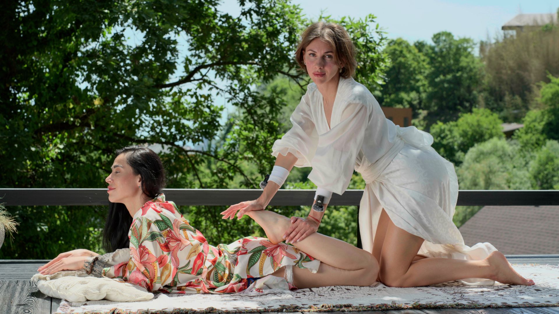 Балийский массаж стоп и голеней в безмятежной обстановке на природе