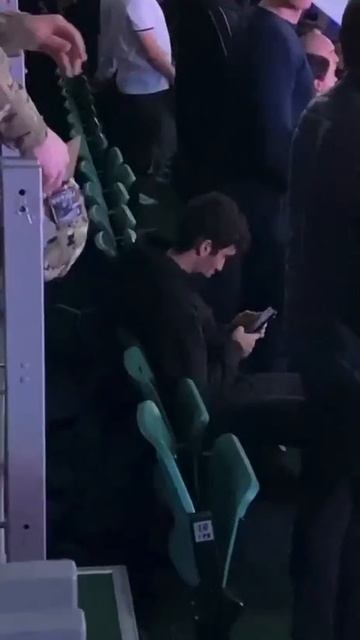 Он не встал под гимн