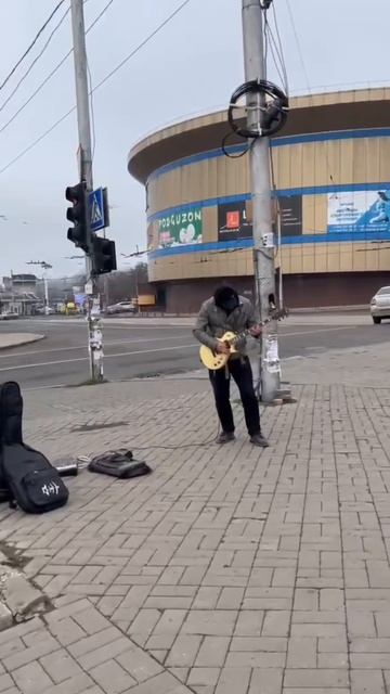 Музыкальная пауза возле ТЦ "Континент" в Донецке