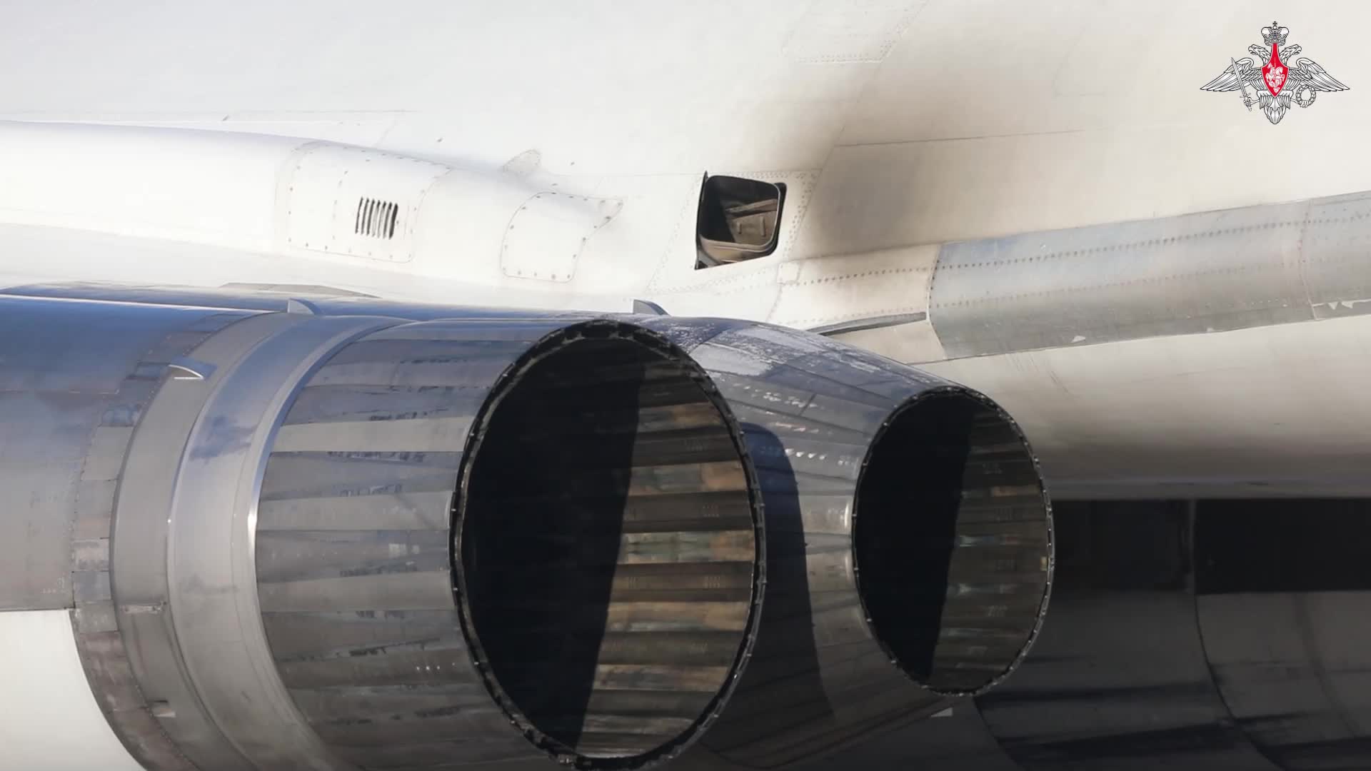 Cтратегические ракетоносцы Ту-160 выполнили плановый полет в воздушном пространстве над нейтральн...