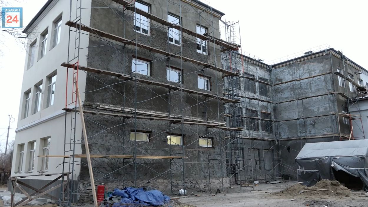 Часть фасада до сих пор «голая»: в новые сроки подрядчик 10 абаканской школы снова не уложился