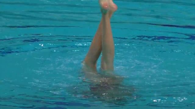 Красиво она купается