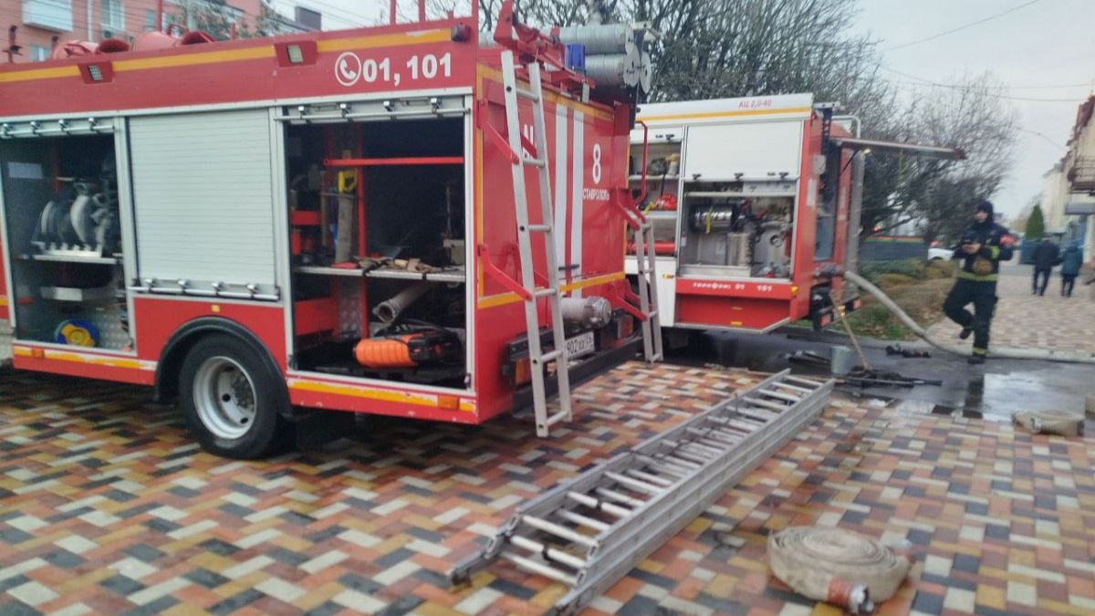Огнеборцы тушат пожар в городе Ставрополе, есть жертвы