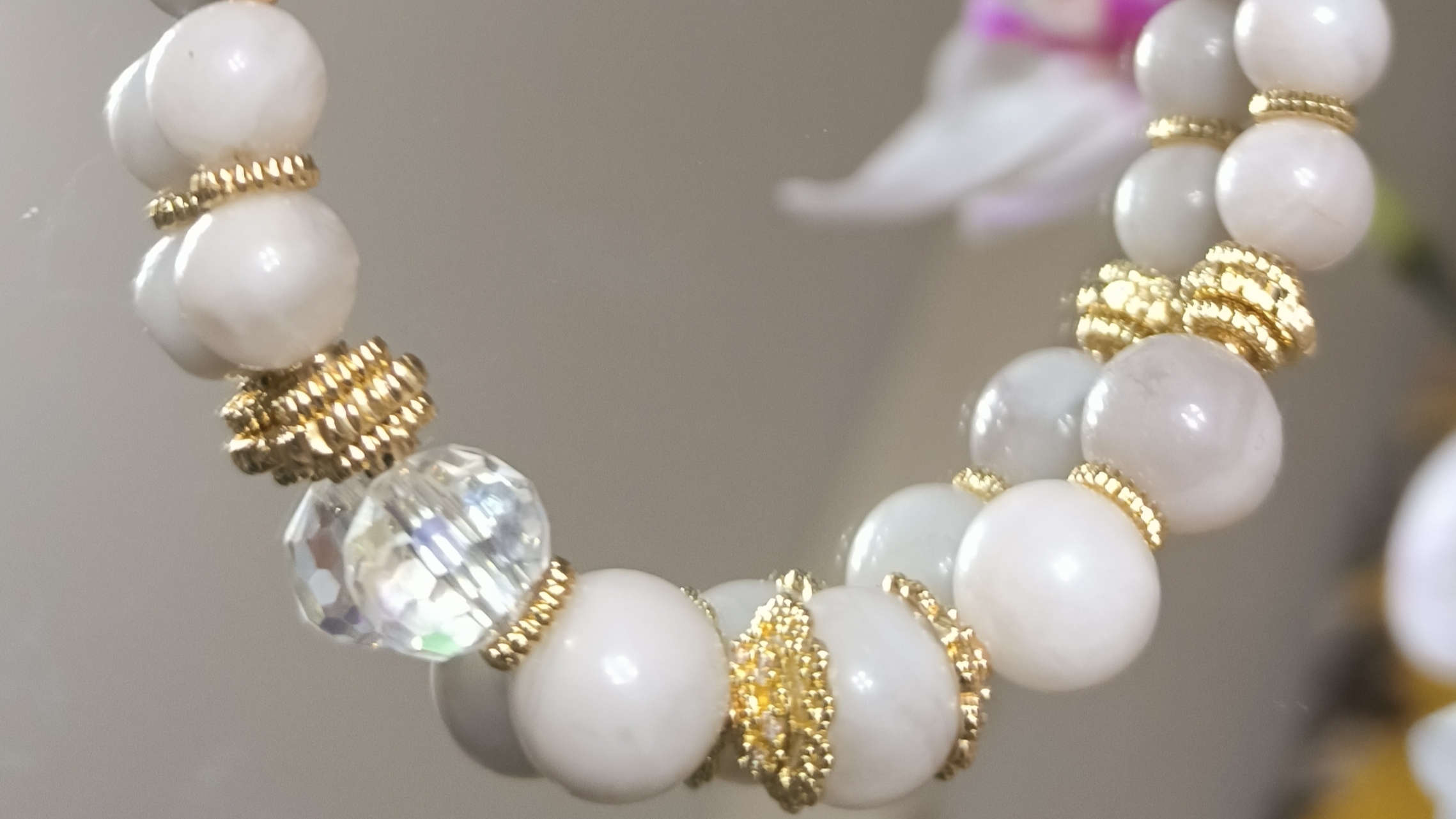 Шикарный браслет с натуральным белым агатом