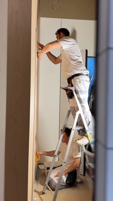 Поклейка шпонированных обоев Decaro в салоне маникюра