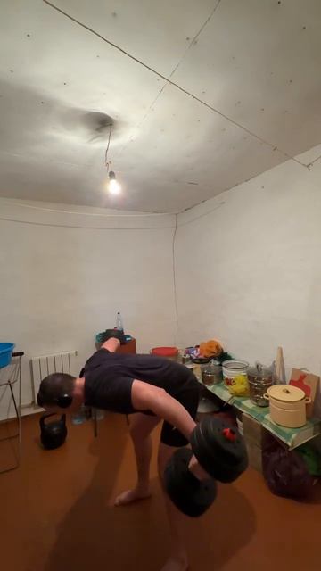 Тренировка с гантелями