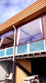 Шторы ПВХ «гибкие окна» в ресторане на берегу моря.