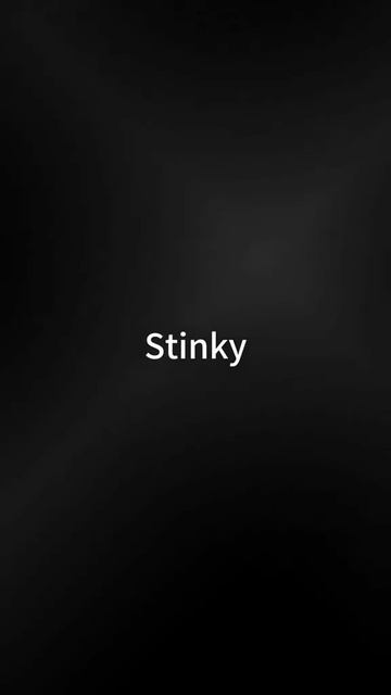 Коты нюхают носки