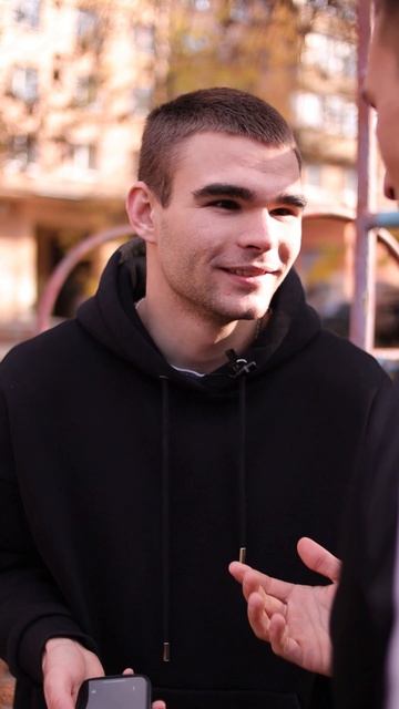 Не обращает внимания🤣