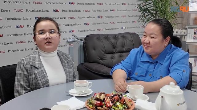 12-летняя незрячая певица Насыйкат Баймырзаева побывала в представительстве "РГ" в Бишкеке