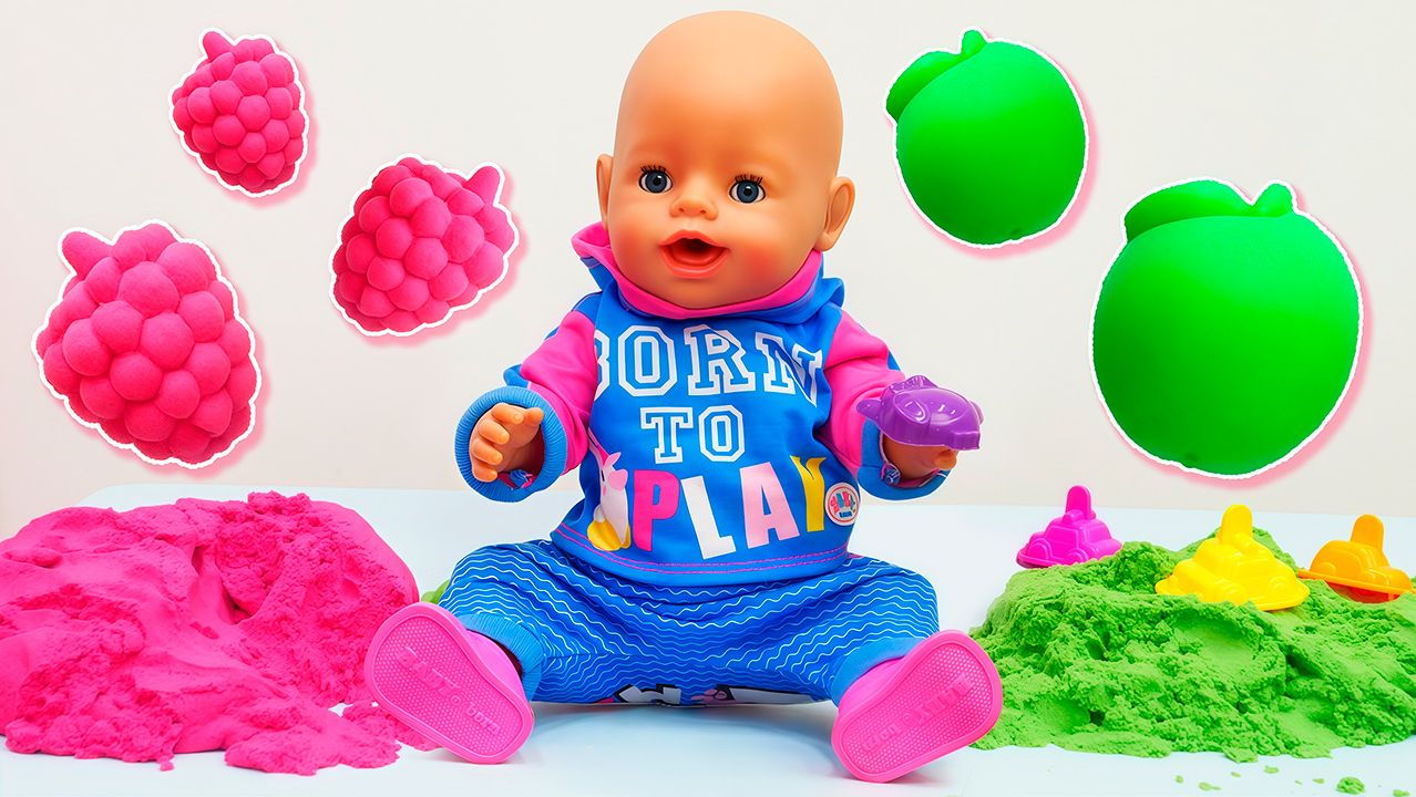 Кукла Эмили лепит из пластилина плей до розового пингвина и зеленую собачку!