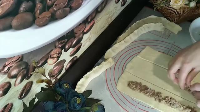 Готовлю мясной пирог из слоёного теста! Обзор.