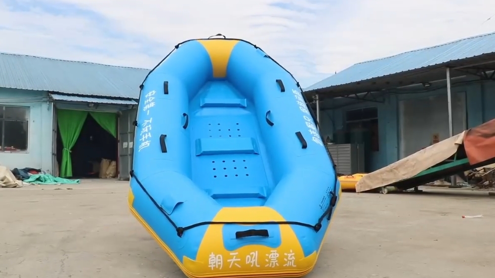 Процесс производства надувных лодок.