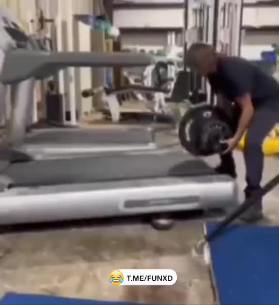 Ему было слишком скучно в спортзале😆