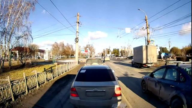 Парень впереди немного задумался, стоим