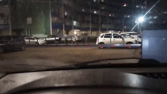 Курьер заехал в закрытый двор и попался на пол часа