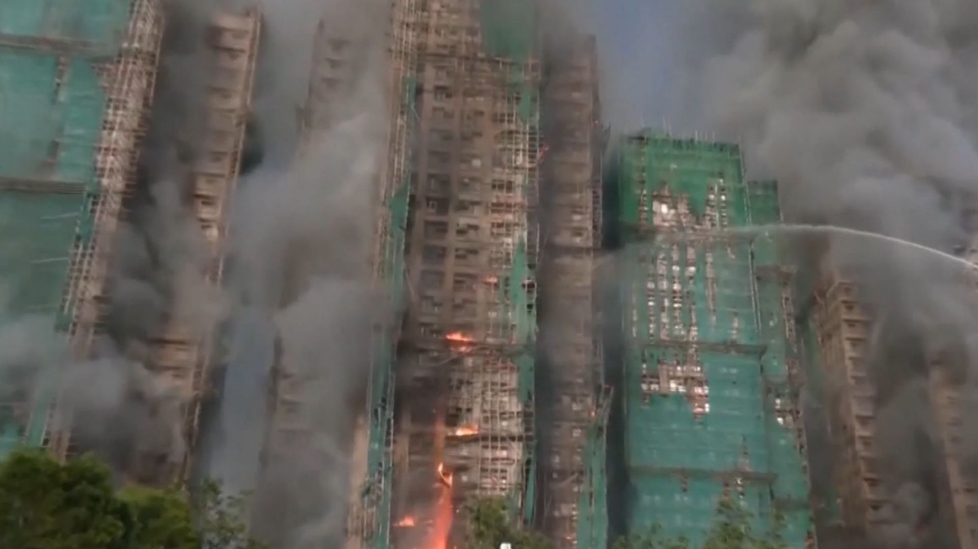 Тридцатиэтажный жилой комплекс горит в Гонконге. Есть погибшин