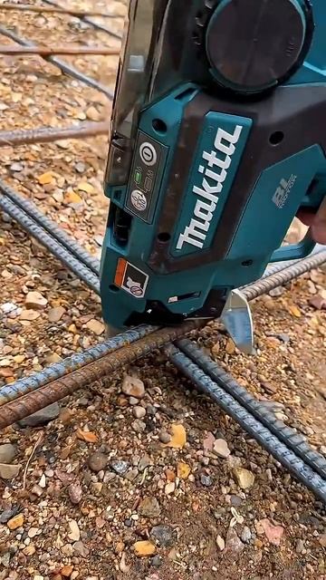 Аккумуляторный пистолет Makita для вязки арматуры в действии😎👍
