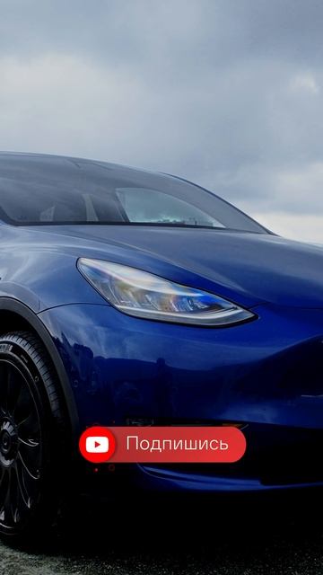 Стильное салонное зеркало в Tesla Model Y