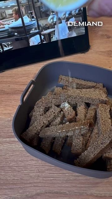 Чесночные гренки под пиво за 15 минут. Готовим в нашем любимом аэрогриле Demiand