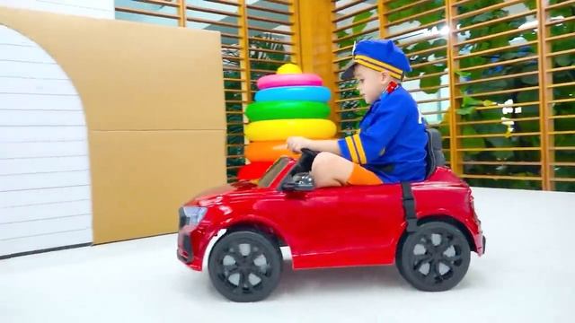 Крис спасает игрушечные машинки из коробки - пожарную машину, скорую помощь и полицию