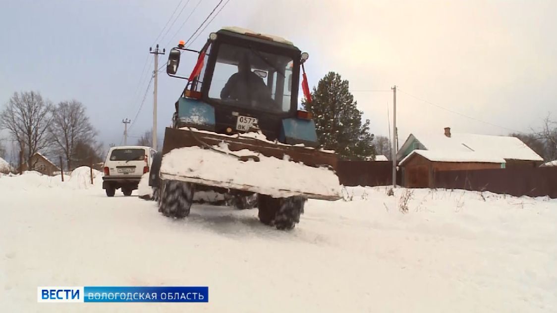 Работа по расчистке от наледи и снега ведётся на вологодских трассах