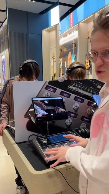 Зашел в крутой музыкальный магазин в Японии