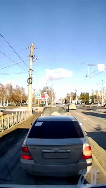 Парень впереди немного задумался, стоим