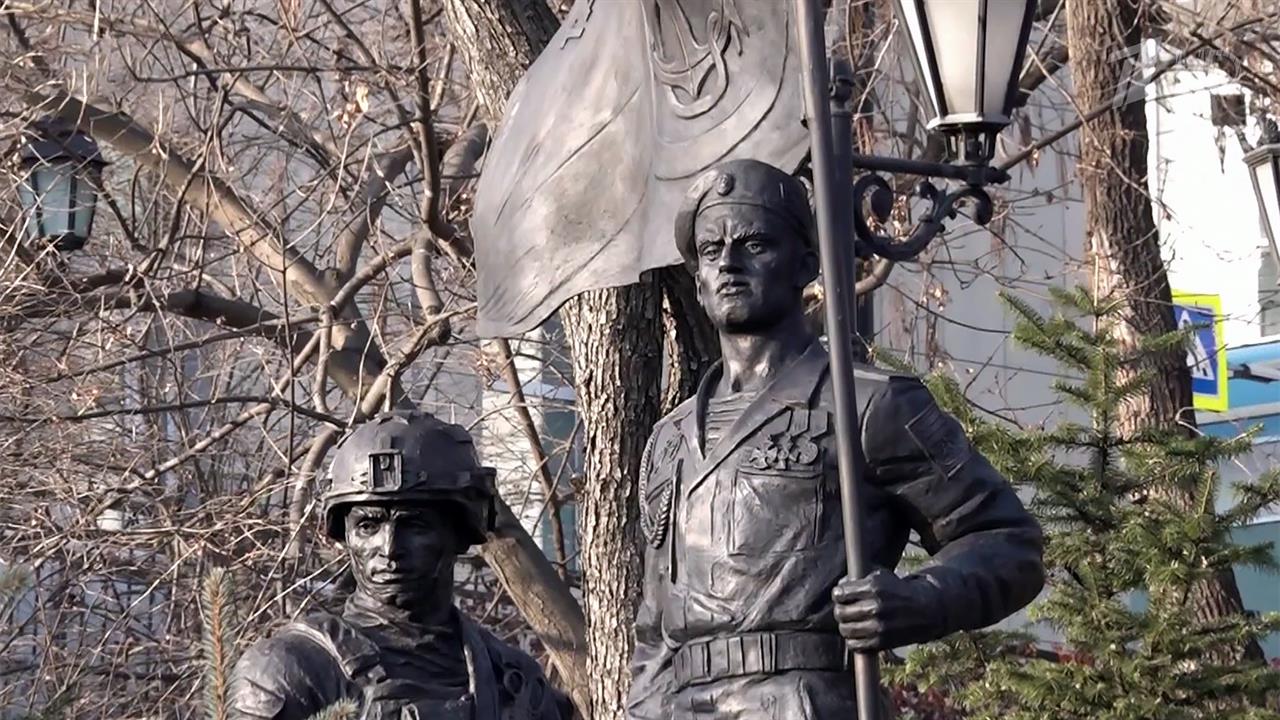 Накануне Дня Морской пехоты во Владивостоке открыли памятник морским пехотинцам Тихоокеанского флота