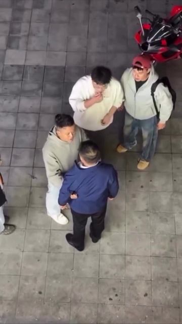 Девушка продемонстрировала, как проходят уличные разборки в Китае — через плевки