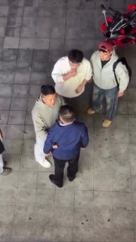 Девушка продемонстрировала, как проходят уличные разборки в Китае — через плевки