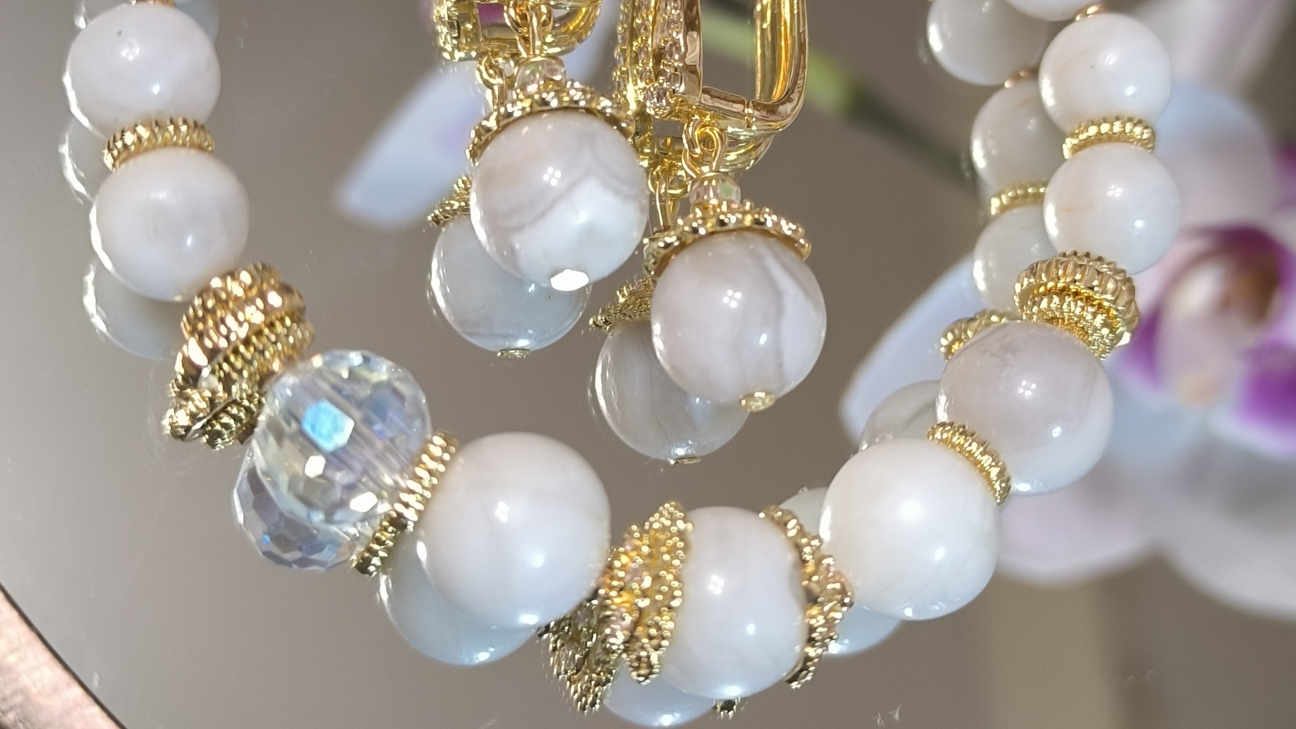 Великолепный комплект из натурального белого агата