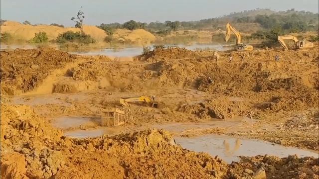 Оператор экскаватора в смертельной опасности.