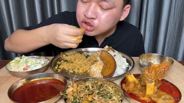 Индус ест свиную грудинку, карри из баранины, острый сингжу и салат.  Мукбанг. ASMR. (1080p)