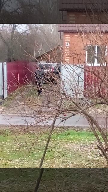 Франт   травит дорогим костюмом