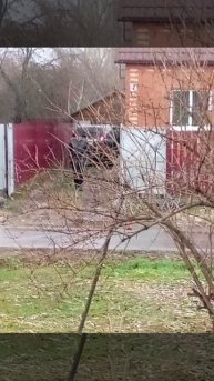 Франт травит дорогим костюмом