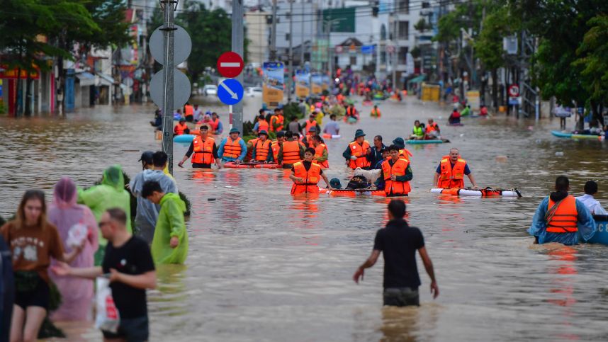 Российские туристы спасли десятки человек во время наводнения во Вьетнаме