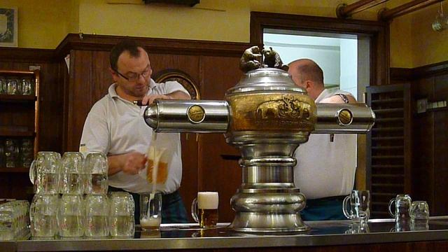 В пивнице "У медвидку" (Прага, Чехия).