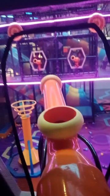 Тёма путешественник в развлекательном центре для деток (версия без музыки), веселимся с родителями