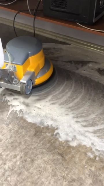 Мы провели роторную размывку офиса и очистили коммерческий линолеум.