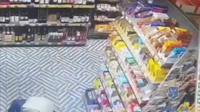 В Саратове задержатели "сладкоежку", который вынес почти 90 плиток шоколада