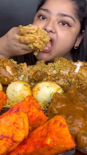 SPICY CHICKEN GIZZARD CURRY WITH HYDERABADI CHICKEN BIRYANI,TANDOORI WHOLE CHICKEN AND PANEER_EATING