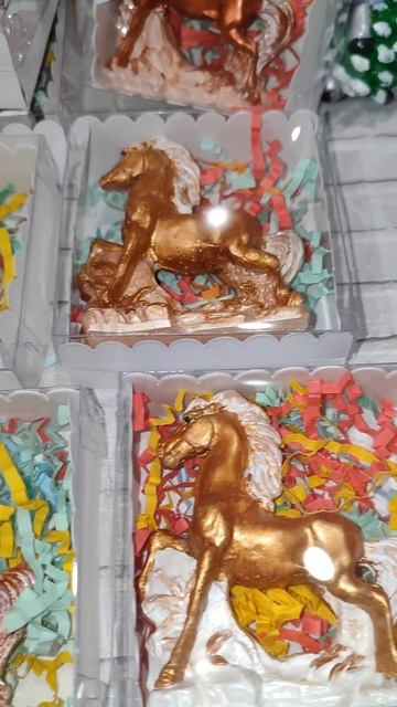 Новогодние сувениры ручной работы. Упаковка фигурок лошадок - Символа 2026 года.