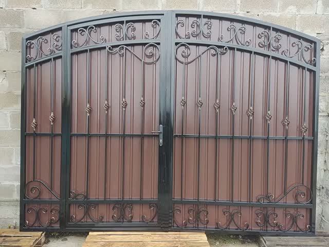 Ворота ковка + профнастил внутри калитка M130PR.mp4