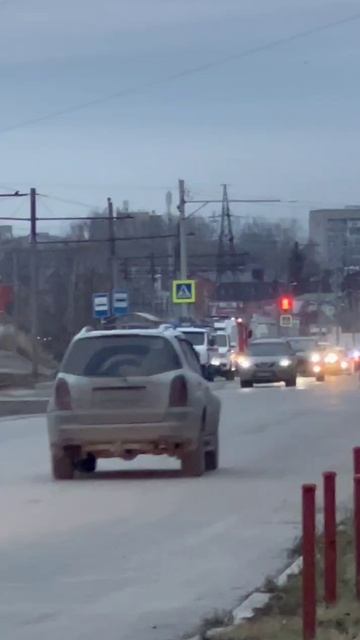 😵😮На улице Скочилова на трамвайной остановке лежит закутанная кофта,рядом стоит полиция,пожарные и