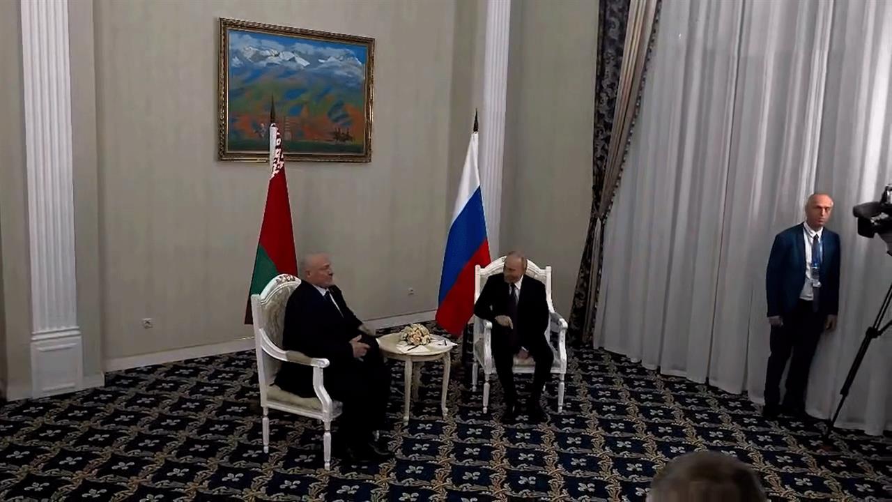 Владимир Путин встретился с Александром Лукашенко в Бишкеке: кадры