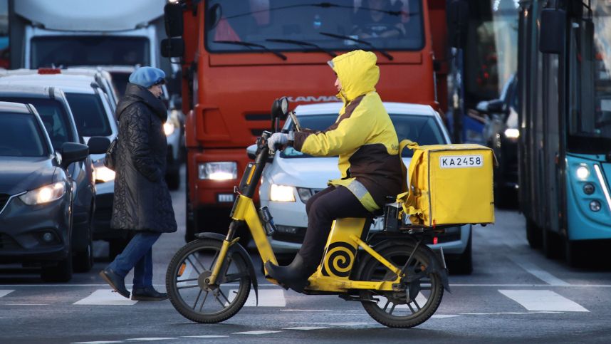 Последний заказ: в Петербурге вступил в силу запрет на работу мигрантов-курьеров