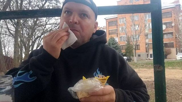 Мукбанг шаурма с курицей/Обжор на десерт пироженки