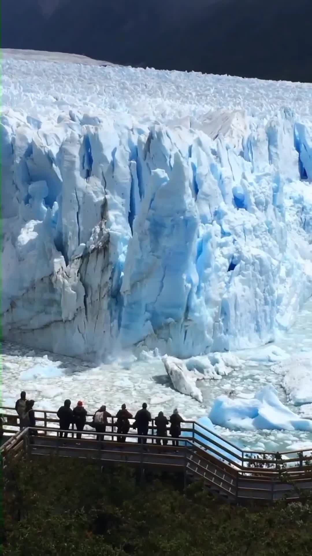 Ледник Перито-Морено находится в национальном парке Лос-Гласиарес в Южной Аргентине. Его площадь ...